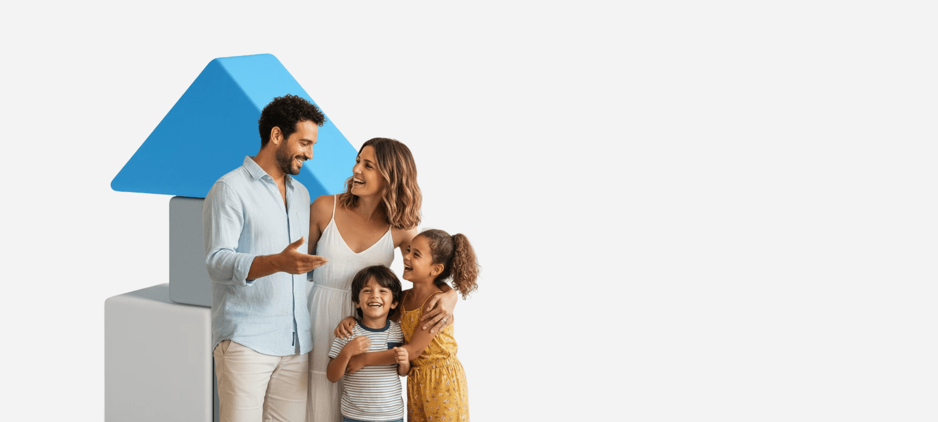 משפחה עם שני ילדים ליד בית בנוי מקוביות עם גג כחול