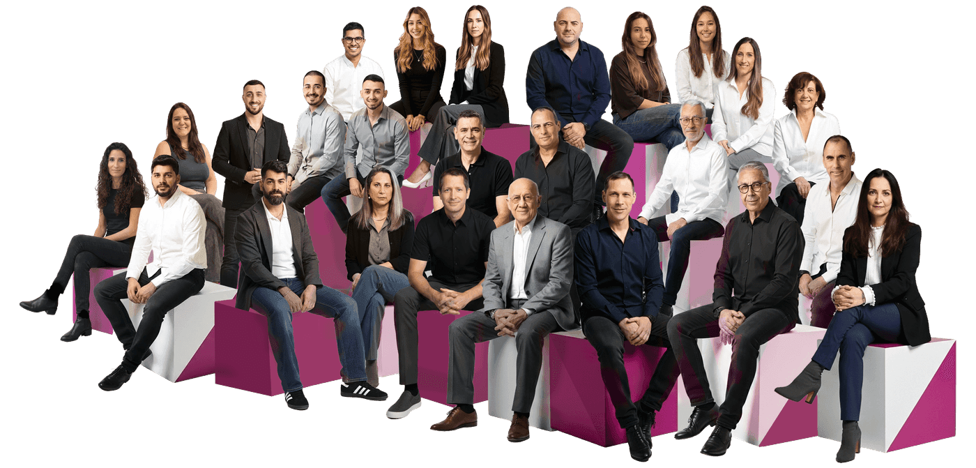 צוות קרדיט 360 עומד יחד
